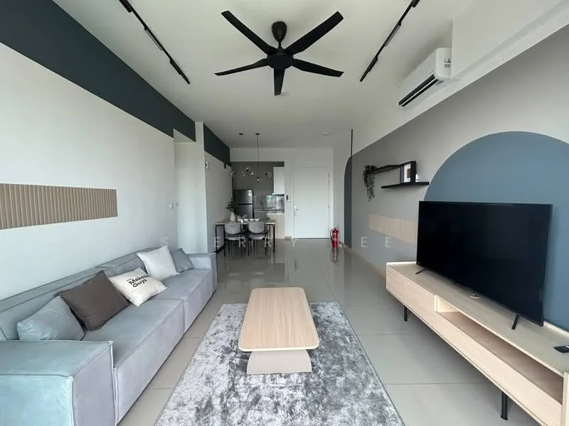 Living features: 3-seater fabric sofa in light grey, coffee table with wooden top, area rug with geometric pattern, wall-mounted TV, TV console in light wood, 5-blade ceiling fan with light, recessed LED downlights, cream painted walls, accent wall in dark blue, floor-to-ceiling windows, sliding glass door, air conditioning unit; style: modern.