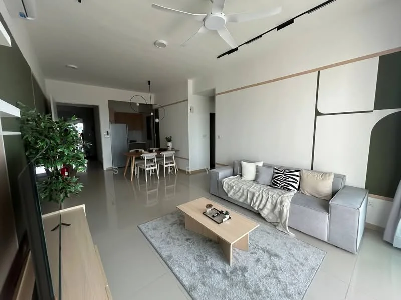 Living features: 3-seater fabric sofa in light grey, coffee table in wood, area rug in light grey, wall-mounted TV, ceiling fan with integrated light, decorative houseplant in ceramic pot, dining table with 4 chairs, open-plan layout to kitchen, wall with geometric design, light-colored walls, glossy tile flooring; style: modern.