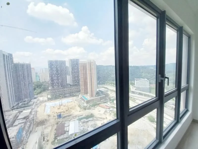 Room features: floor-to-ceiling windows, city skyline view, natural light, grey window frames; view: city.