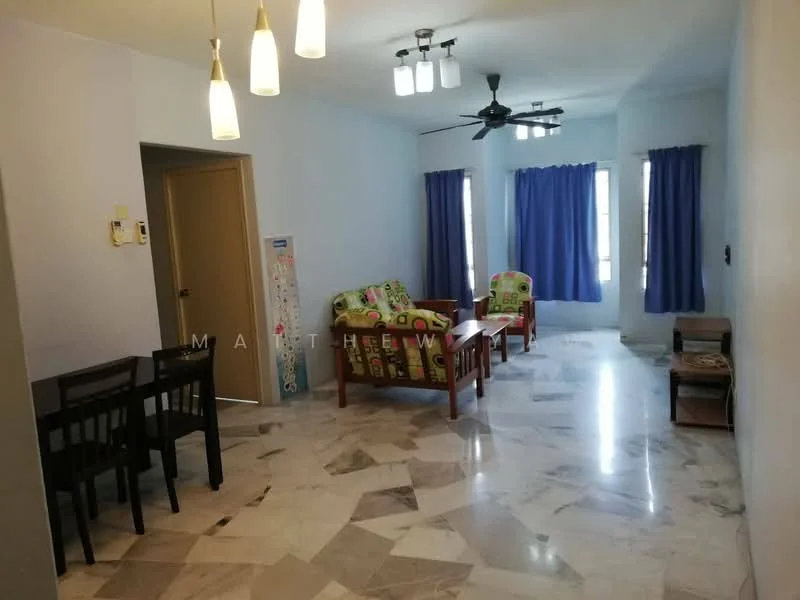 Living features: marble flooring, white painted walls, 5-blade ceiling fan with light, 3 pendant lights, two-seater sofa with colorful upholstery, armchair with colorful upholstery, wooden coffee table, dining table with four chairs, curtains in blue fabric, floor-to-ceiling windows; style: modern.