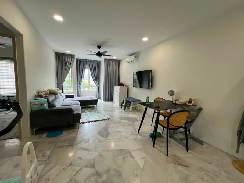 Living features: grey fabric sectional sofa, marble flooring, 5-blade ceiling fan with light, wall-mounted TV, large windows with sheer curtains, dining table with 4 chairs, decorative wall mirror, white dresser, area rug, wall-mounted air conditioning unit; style: modern; view: garden.