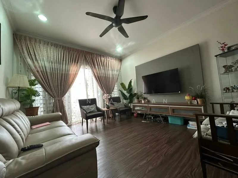 Living features: 3-seater leather sofa in beige, 2 armchairs, coffee table, wall-mounted TV, TV console with storage, large windows with sheer curtains, wooden flooring, ceiling fan, decorative plants, wall-mounted shelving unit, decorative wall art, recessed lighting; style: modern.