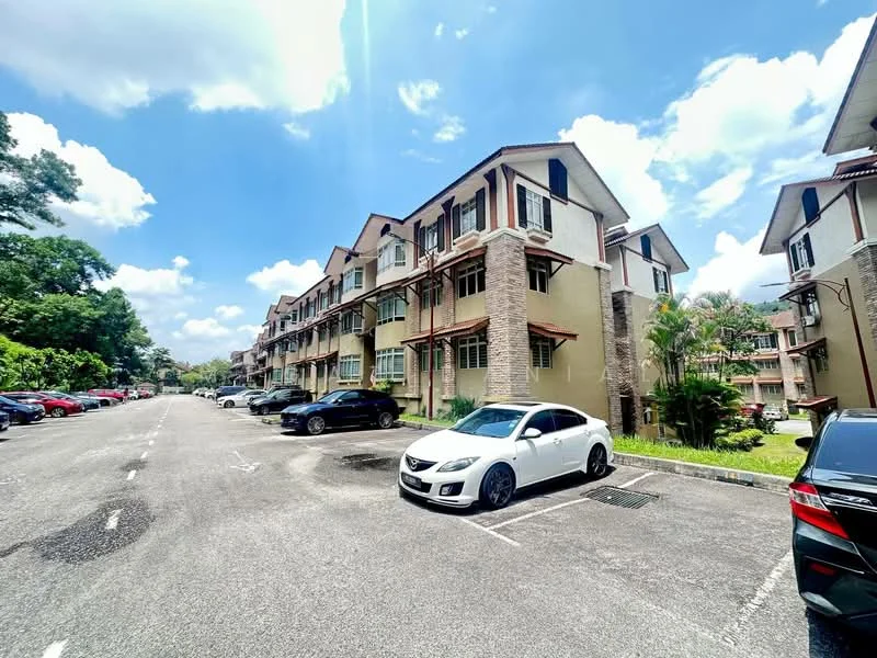 Exterior type: low-rise apartment block; features: 3-storey building, cream painted facade, stone cladding, recessed balconies, landscaped garden, manicured lawn, parking lot with marked spaces, surrounded by mature trees; style: modern.