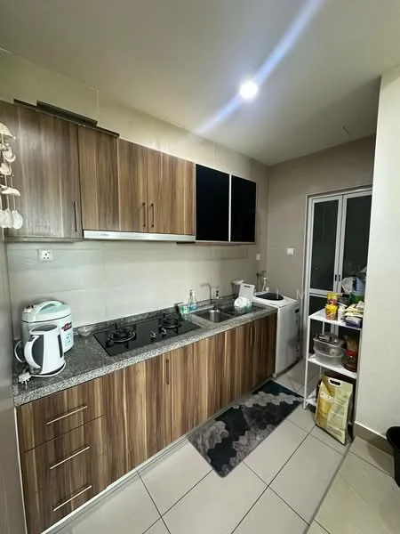 Kitchen features: wood cabinetry with a brown finish, granite countertop, double-bowl stainless-steel sink, chrome pull-down faucet, 4-burner gas hob, built-in kitchen hood, white tiled backsplash, floor tiles in light grey, refrigerator, washing machine, sliding glass door, area rug with geometric pattern; style: modern.