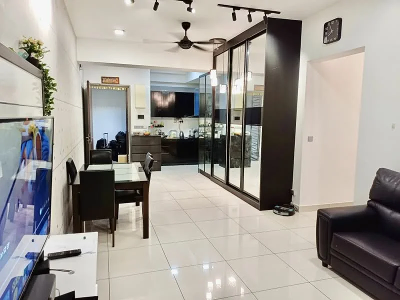 Living features: white painted walls, glossy tile flooring, 5-blade ceiling fan with light, wall-mounted TV, black leather sofa, glass partition, dining table with chairs, recessed lighting, decorative wall clock; style: modern.
