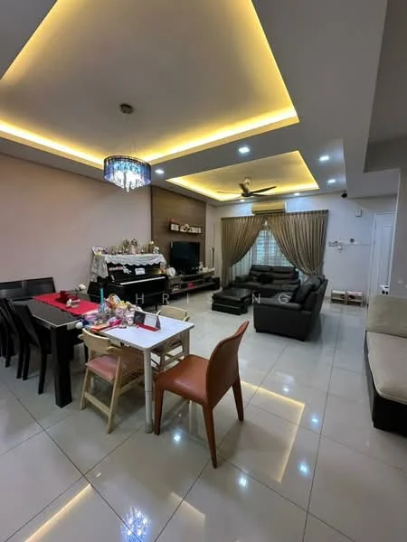 Living features: white painted walls, glossy ceramic tile flooring, tray ceiling with recessed lighting, chandelier, 5-blade ceiling fan, large window with sheer curtains, black leather sofa, wooden coffee table, TV console, wall-mounted TV, dining table with 6 chairs, decorative items on shelves; style: modern.
