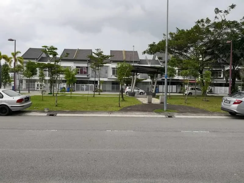 Exterior type: linked terrace house; features: two-storey linked terrace houses, grey tiled roof, white painted facade, manicured lawn, paved walkway, street parking, surrounded by trees, front yard, car porch, open space, urban context; style: modern.