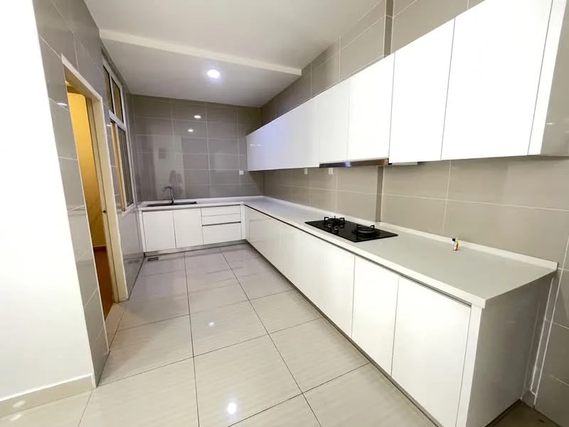 Kitchen features: white flat-panel cabinets, grey tiled backsplash, light grey countertop, built-in gas hob, double-bowl stainless-steel sink, recessed downlights, polished ceramic tile flooring, floor-to-ceiling windows, open layout, wall-mounted cabinets; style: modern.