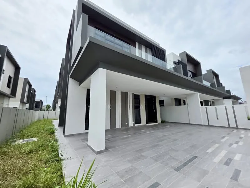 Exterior type: linked terrace house; features: grey and white painted facade, flat roof, approximately 2-storey, paved driveway, manicured lawn, surrounded by low fencing, large windows, balcony on upper floor, modern architectural design; style: modern.