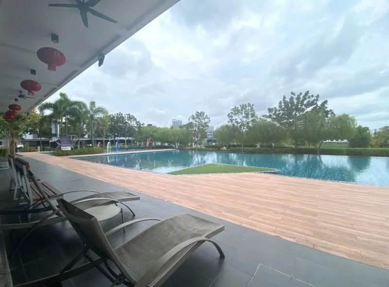 Exterior type: swimming pool deck; features: infinity pool, pool deck with loungers, landscaped garden, manicured lawn, surrounded by palm trees, view of city skyline, outdoor dining area, covered seating area; style: modern.