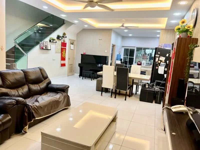 Living features: 3-seater leather sofa in dark brown, coffee table with glossy surface, wall-mounted TV, entertainment unit, ceiling fan with integrated LED light, recessed downlights, white tiled flooring, decorative wall with framed photos, piano, dining area with 6 upholstered chairs, large windows with sheer curtains; style: modern.