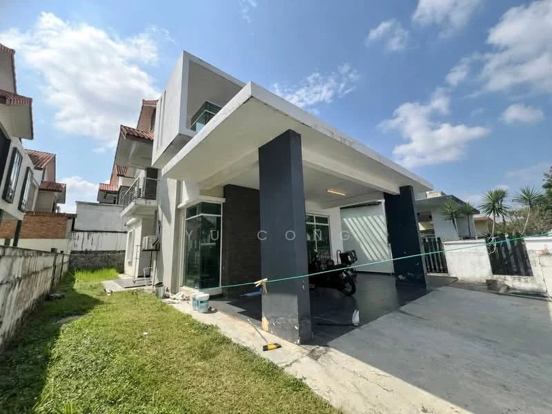 Exterior type: detached bungalow; features: white painted facade, black accent wall, flat roof, single-storey, manicured lawn, paved driveway, large windows, surrounded by greenery; style: modern.