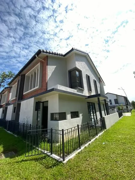 Exterior type: semi-detached house; features: white painted facade, red brick accents, flat roof, two-storey structure, manicured lawn, fenced front yard, large windows, modern architectural design; style: modern.