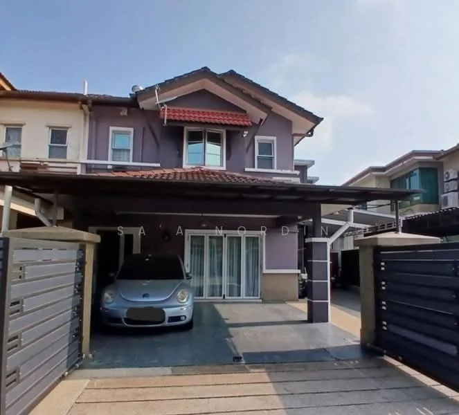 Exterior type: linked terrace house; features: two-storey house, grey painted facade, red tiled roof, car porch with awning, sliding glass doors, manicured lawn, paved driveway, front gate, balcony on upper floor, window shutters; style: modern.