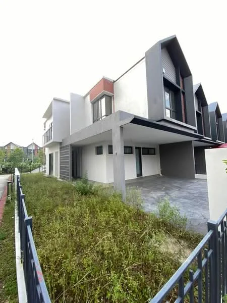 Exterior type: linked terrace house; features: white painted facade, grey painted facade, flat roof, approximately 2-storey, manicured lawn, stone-paved walkway, covered car porch, large windows, modern architectural design; style: modern.