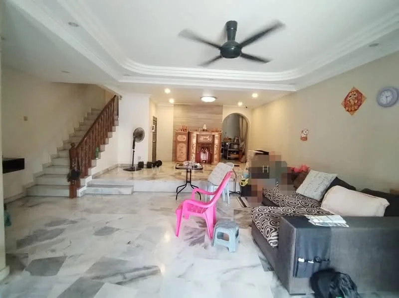 Living features: marble flooring, white painted walls, tray ceiling, 5-blade ceiling fan, sofa in brown fabric, coffee table, decorative wall clock, staircase with wooden railing, wall-mounted fan, area rug, decorative wall art; style: modern.