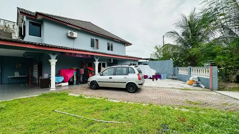Exterior type: detached bungalow; features: two-storey building, grey painted facade, red tiled roof, paved driveway, manicured lawn, tropical landscaping with palm trees, car porch, air conditioning unit visible on wall, balcony on upper floor, fenced perimeter, outdoor seating area; style: modern.