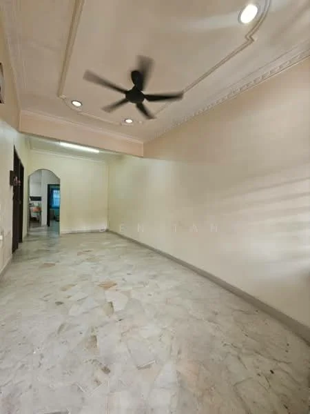 Room features: marble flooring, cream painted walls, tray ceiling, recessed downlights, 5-blade ceiling fan, arched doorway, window with blinds, baseboards; style: traditional.