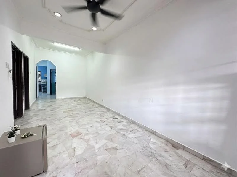 Room features: white painted walls, marble flooring, tray ceiling, recessed downlights, 5-blade ceiling fan, natural light from windows, open layout, decorative crown moulding; style: modern.