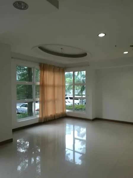 Living features: white painted walls, glossy tile flooring, tray ceiling with recessed lighting, large windows with sheer curtains, curtains in beige, view of greenery outside, ceiling lights, baseboard trim; style: modern; view: garden.