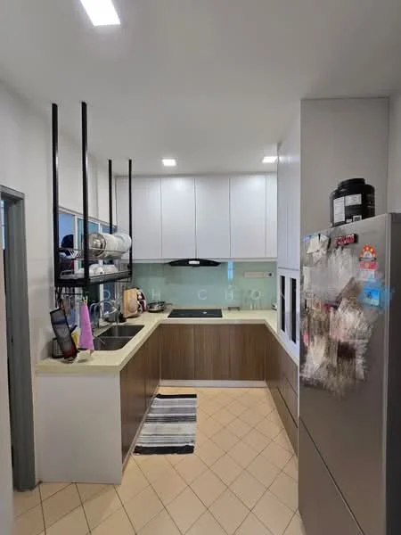 Kitchen features: L-shaped kitchen layout, white upper cabinets, wooden lower cabinets, light-colored countertop, stainless-steel sink, chrome pull-down faucet, built-in stove with hood, refrigerator, tile backsplash, open shelving, kitchen rug, ceramic tile flooring, recessed LED downlights; style: modern.