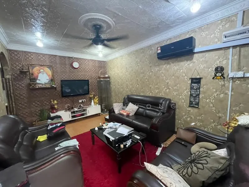 Living features: dark brown leather sofas, 3-seater sofa, 2-seater sofa, black coffee table, red area rug, wall-mounted TV, decorative wall art, crown moulding, textured wallpaper with floral pattern, ceiling fan, recessed downlights, air conditioning unit; style: traditional.