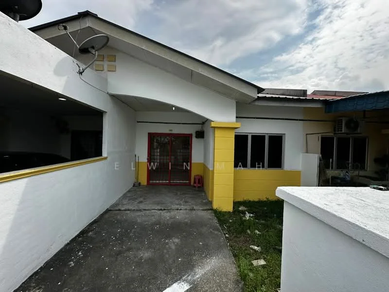 Exterior type: detached bungalow; features: white painted facade, yellow accent wall, flat roof, driveway, manicured lawn, windows with grilles, satellite dish, covered porch, front entrance gate; style: modern.
