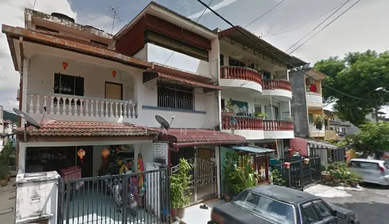 Exterior type: linked terrace house; features: two-storey building, red tiled roof, white painted facade, balconies with railings, ground floor with gate, manicured garden area, visible parking area, satellite dish on roof, decorative elements on facade, surrounded by greenery; style: traditional.