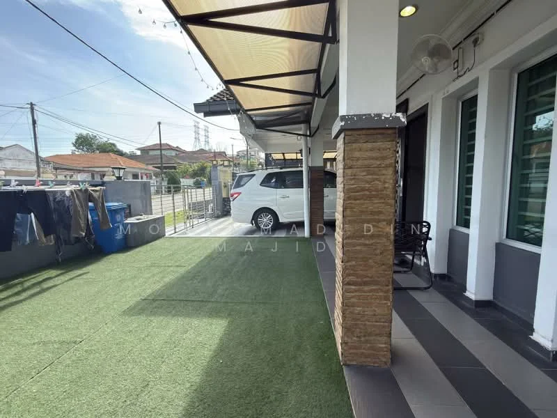 Exterior type: linked terrace house; features: artificial grass lawn, paved walkway, car porch with awning, exposed brick column, covered patio area, clothes drying area, sliding glass door, outdoor seating area; style: modern.