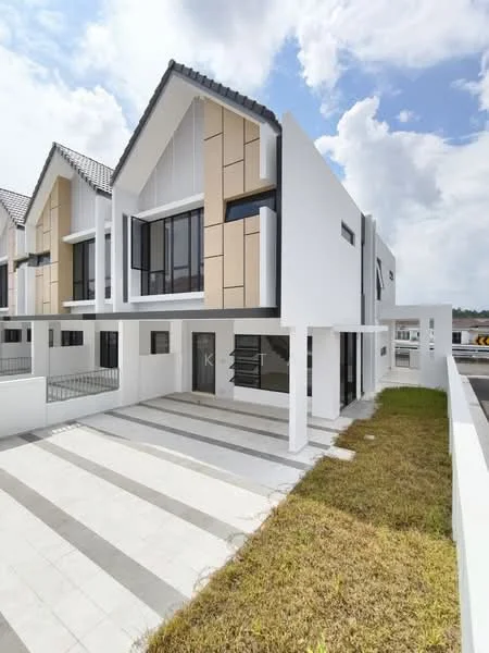 Exterior type: linked terrace house; features: white painted facade, wood paneling, pitched tile roof, 2-storey structure, manicured lawn, stone-paved driveway, large windows, balcony on upper floor, modern architectural design, surrounded by greenery; style: modern.
