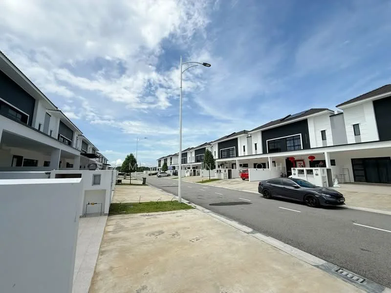 Exterior type: linked terrace house; features: white painted facade, black window frames, flat roof, 2-storey buildings, manicured lawn, paved driveway, street lighting, surrounding greenery, open-air parking, modern architectural design; style: modern.