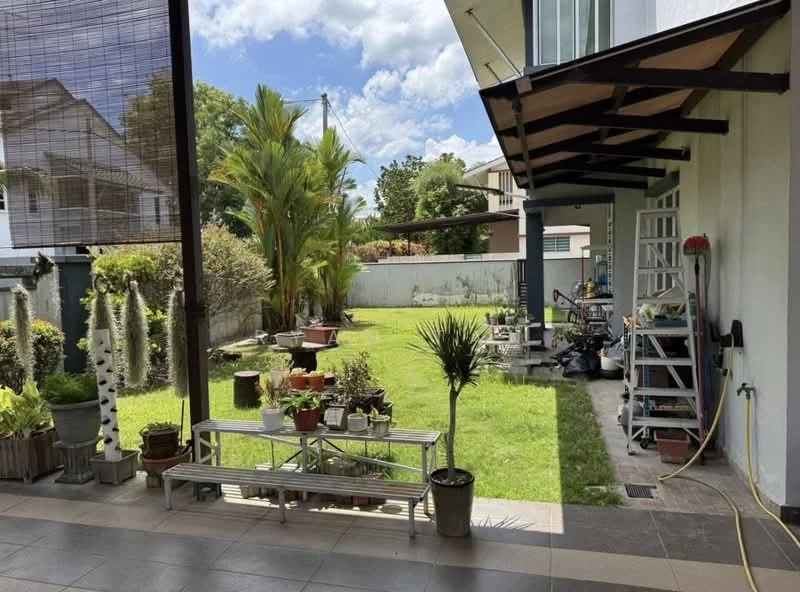Exterior type: detached bungalow; features: manicured lawn, tropical landscaping, potted plants, stone-paved walkway, covered patio, exposed beams, outdoor seating area, fence, garden area, outdoor storage, water hose; style: modern.