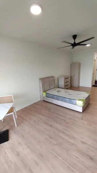 Bedroom features: queen-size bed, upholstered headboard, wooden flooring, 5-blade ceiling fan, wall-mounted light fixture, built-in wardrobe, study desk, chair, neutral painted walls; style: modern.