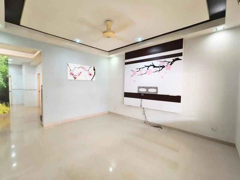 Living features: cream marble tile flooring, white painted walls, decorative wall art with floral pattern, recessed ceiling lights, ceiling fan, wall-mounted TV console, cable management system, large windows for natural light; style: modern; view: garden.
