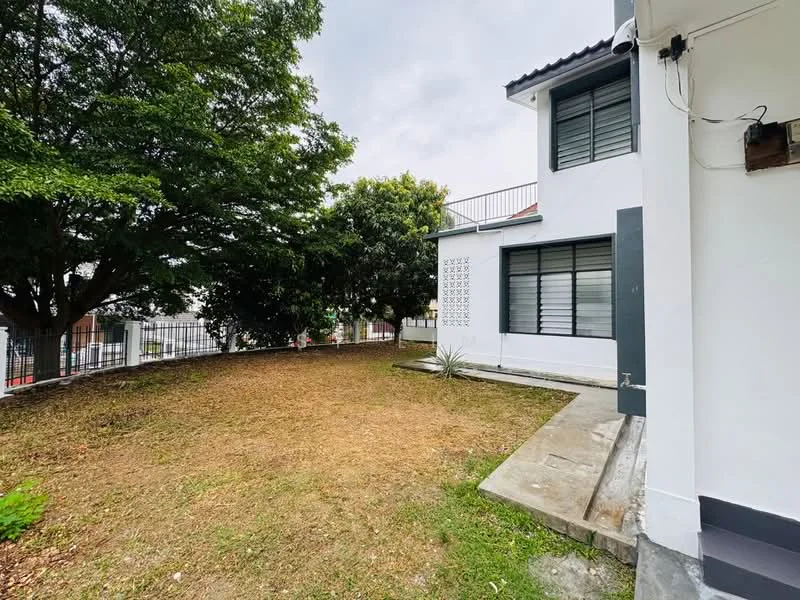 Exterior type: detached bungalow; features: manicured lawn, mature trees, concrete pathway, white painted facade, black roof tiles, fenced perimeter, balcony on upper level, landscaped garden area; style: modern.