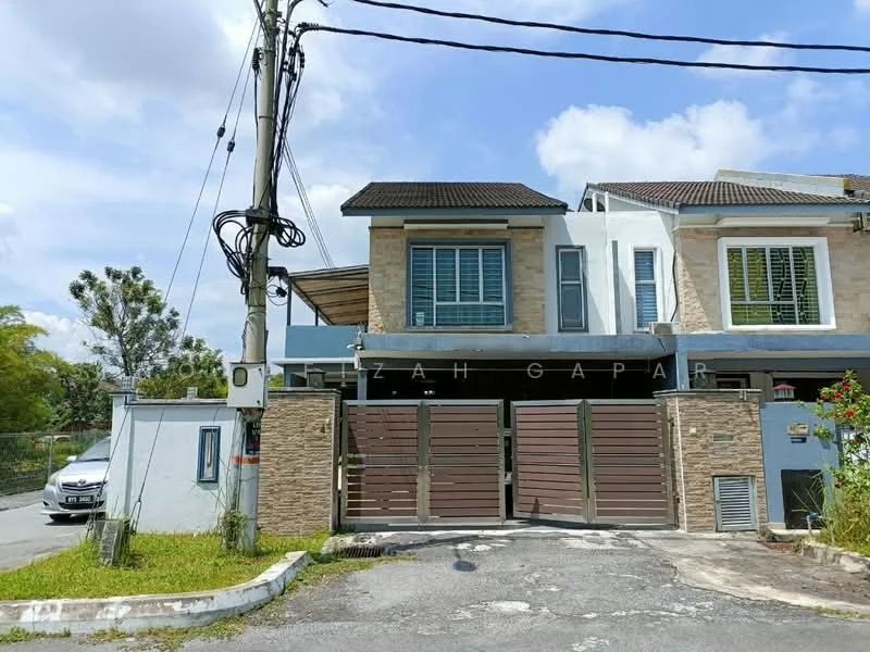 Exterior type: linked terrace house; features: two-storey building, stone cladding on facade, brown wooden gate, large windows with grills, gabled roof, landscaped front yard with grass, paved driveway, utility pole with overhead wires; style: modern.