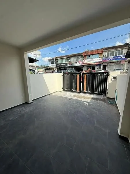 Exterior type: linked terrace house; features: black metal gate, white painted walls, slate tile flooring, open space, surrounded by residential buildings, clear blue sky, street view, outdoor area; style: modern.
