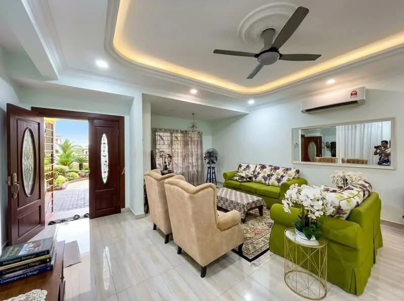 Living features: green fabric sofa, 2 beige armchairs, coffee table with floral design, ceiling fan with light, recessed lighting, wall-mounted mirror, floor-to-ceiling windows, curtains, marble tile flooring, decorative houseplants, side table with decorative items, entrance door with glass panel; style: modern; view: garden.