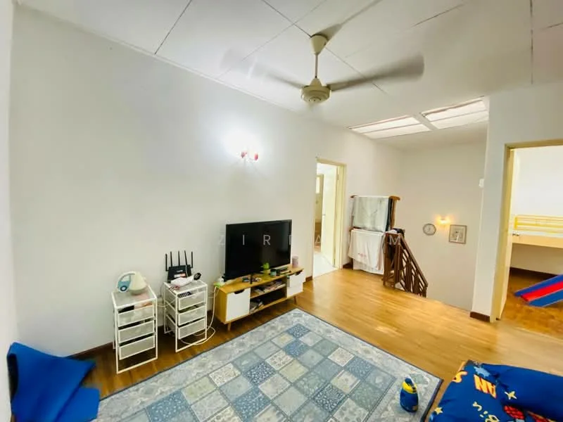 Living features: wooden flooring, white painted walls, 5-blade ceiling fan, wall-mounted TV, TV console, decorative wall light, area rug with geometric pattern, open shelving unit, wireless router, storage drawers, staircase in background; style: modern.
