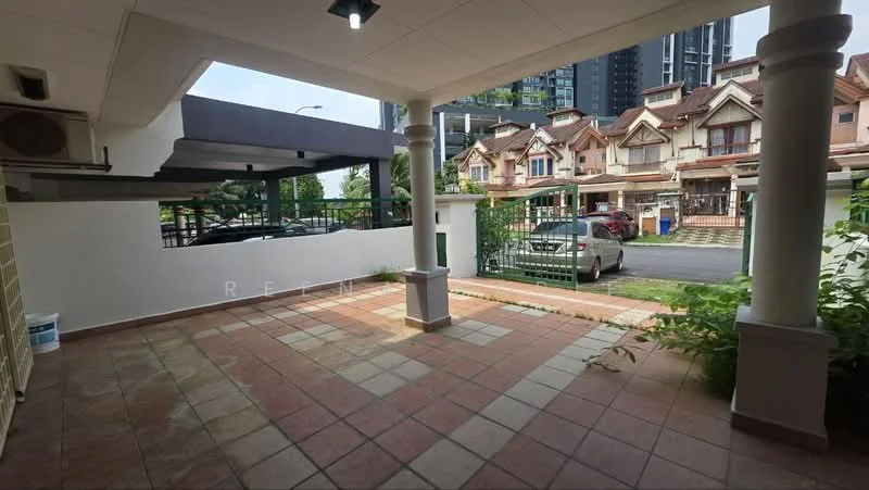 Exterior type: linked terrace house; features: paved walkway, manicured landscaping, columns supporting roof, outdoor lighting, fenced perimeter, car porch, adjacent street view, surrounded by residential houses; style: modern.