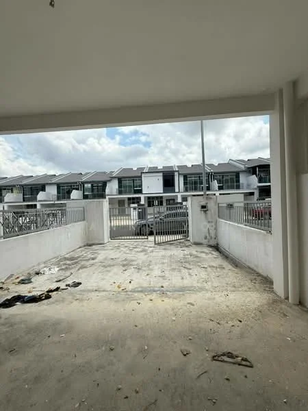 Exterior type: linked terrace house; features: open-air parking lot, concrete flooring, metal gate, surrounding residential buildings, front yard area, fenced perimeter, uncovered entrance, street view; style: modern.