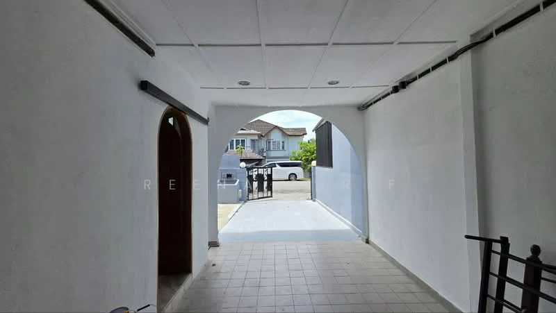 Exterior type: linked terrace house; features: arched entrance, white painted walls, tiled flooring, covered walkway, open view to street, doorway leading to interior, natural light from overhead, surrounding greenery; style: modern.