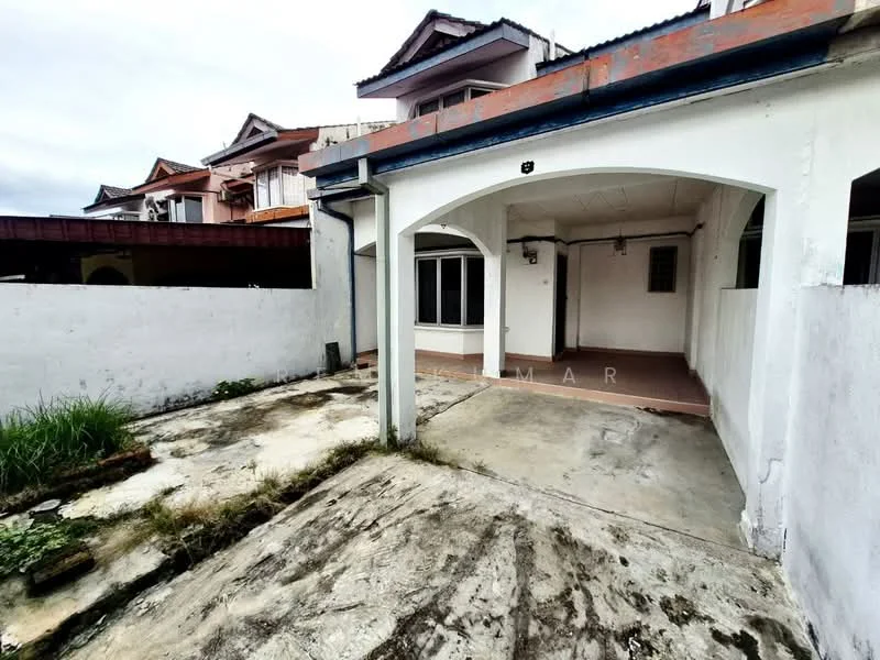 Exterior type: linked terrace house; features: concrete driveway, covered car porch, white painted walls, sliding glass door, windows with grills, manicured lawn, exposed concrete flooring, roof overhang, adjacent residential buildings; style: modern.