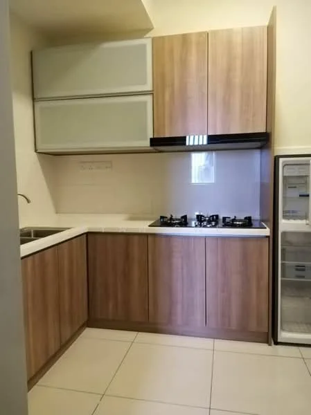 Kitchen features: laminate cabinetry in wood finish, white countertop, built-in gas hob with 4 burners, stainless-steel sink, single-bowl stainless-steel sink, built-in kitchen hood, refrigerator, ceramic tile flooring, wall-mounted cabinets, neutral wall color, window above the sink; style: modern.