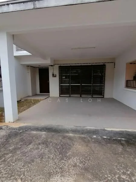 Exterior type: linked terrace house; features: covered car porch, sliding glass door, gravel landscaping, concrete flooring, white painted facade, security grille, main entrance door, exposed concrete wall, outdoor lighting; style: modern.