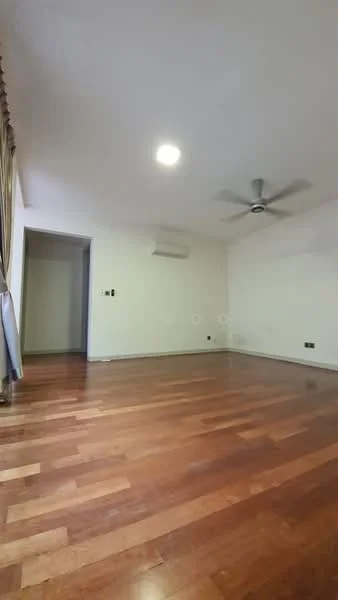 Living features: wooden flooring, 5-blade ceiling fan, wall-mounted split AC, white painted walls, recessed downlights, large window with sheer curtains; style: modern.