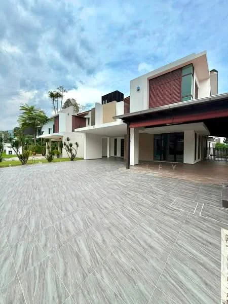 Exterior type: detached bungalow; features: white painted facade, flat roof, large windows, covered porch, grey tiled flooring, manicured lawn, tropical landscaping, surrounded by greenery; style: modern.