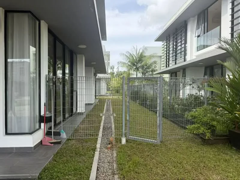 Exterior type: linked terrace house; features: fenced yard, manicured lawn, paved walkway, landscaping with shrubs, two-storey building, large windows, modern facade, gated entry; style: modern.