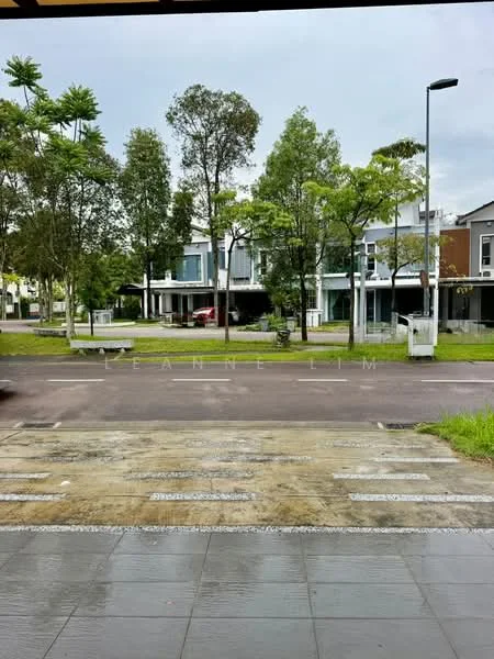 Exterior type: linked terrace house; features: manicured lawn, mature trees, paved driveway, modern facade, two-storey buildings, street lighting, sidewalk, front yard, car porch, surrounded by greenery; style: modern.