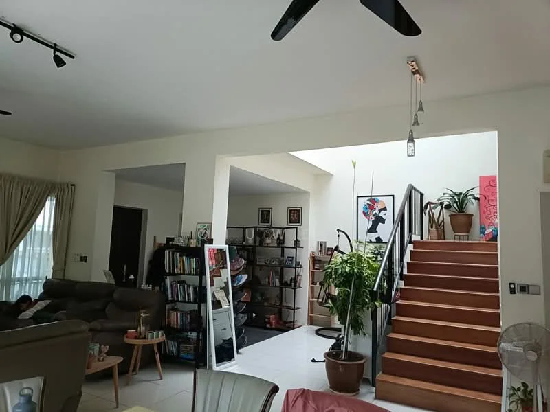 Living features: light-coloured painted walls, white ceiling, 5-blade ceiling fan, sofa in brown leather, coffee table, bookshelves, decorative plants, large windows with sheer curtains, area rug, mirror, wall art; style: modern. Staircase features: wooden staircase, handrail, light-coloured walls, decorative plant; style: modern.